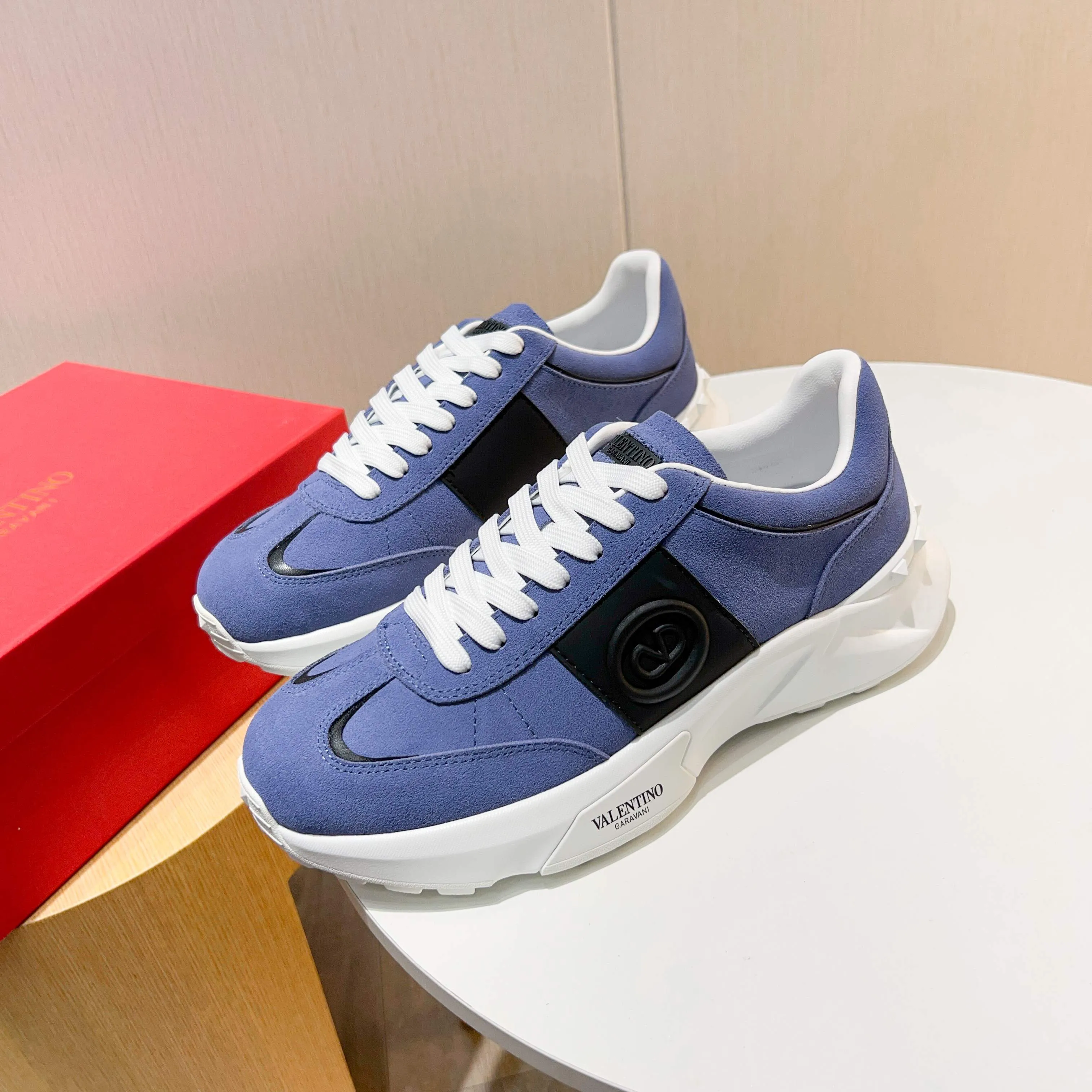 Ex-factory price: 520💰𝙑𝙖𝙡𝙚𝙣𝙩𝙞𝙣𝙤/Valentino𝙑𝙏 The latest official website main model in early autumn Classic continuation💯Making goods all year round🎁Wannian classic series sports and casual shoes💥, a must-have trendy item all year round🏆Many stars and Internet celebrities have performed it🔥 The original version is developed one to one, perfect last shape, VT iconic logo, logo printing on tongue and upper, original full set of packaging, full oil edge on the upper, T men's men's shoes💰u ultra-light combination outsole Comfortable on the feet, not squeezing the feet, fabric/first layer of cowhide. Lining/cow lining💕 Standard size: 38-44 (45 can be ordered)